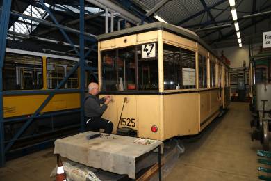 Malerarbeiten am Unterboden vom Wagen F3