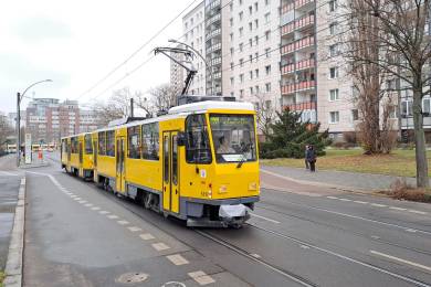 Hier verlässt der Weihnachtszug die Haltestelle B.-Bästlein-Str.