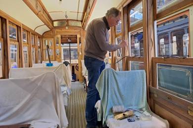 Arbeiten an den Fallfenstern im Beiwagen 1103