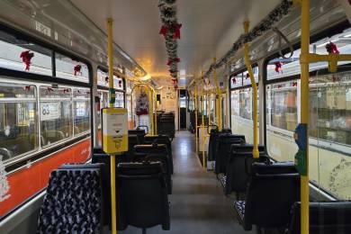 Geschmückter Innenraum in Richtung Front