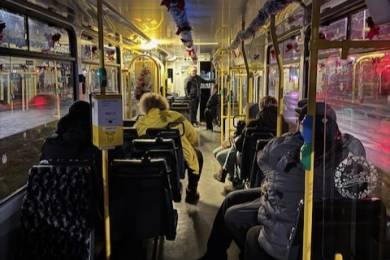 Der weihnachtlich geschmückte Innenraum mit Fahrgästen