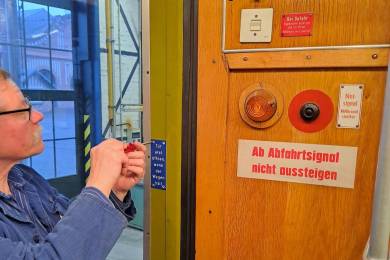 Anbringen der Hinweisschilder am TZ69