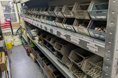 gut beschriftetes Schraubenlager