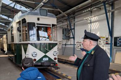 Hier wird gerade einiges über den Arbeitstriebwagen 4508 erzählt