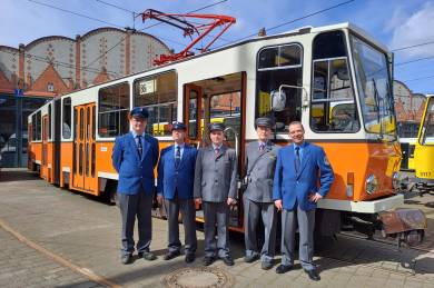 Gut gelauntes Personal vor der Abfahrt für die Osterfahrten
