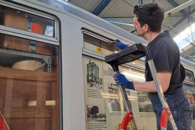 Reinigen der Aluminiumrahmen am Beiwagen 267 123