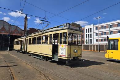 Als Lehrwagen beschildert der T24/49 mit dem B24