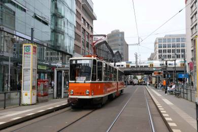 Der KT4D an der Haltestelle Bhf Friedrichstraße