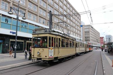 Abfahrbereit steht der T24/49 in der Dircksenstraße