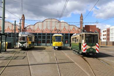 Gruppenfoto vor dem ATZ (4508) auf dem Betriebshof Lichtenberg