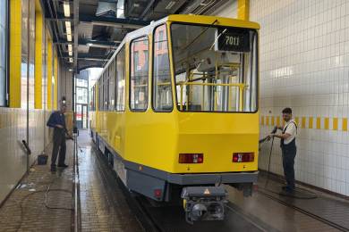KT4Dt wird gründlich in der Waschanlage gereinigt