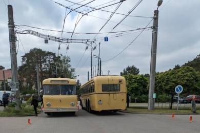 An der Betriebshofausfahrt treffen sich die beiden Berliner Obusse